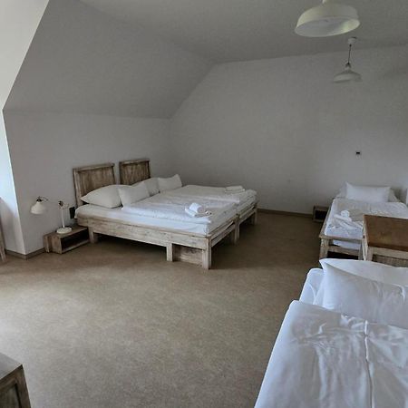 Dvur Perlova Voda Budyne nad Ohri Ngoại thất bức ảnh