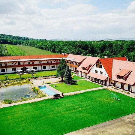 Dvur Perlova Voda Budyne nad Ohri Ngoại thất bức ảnh