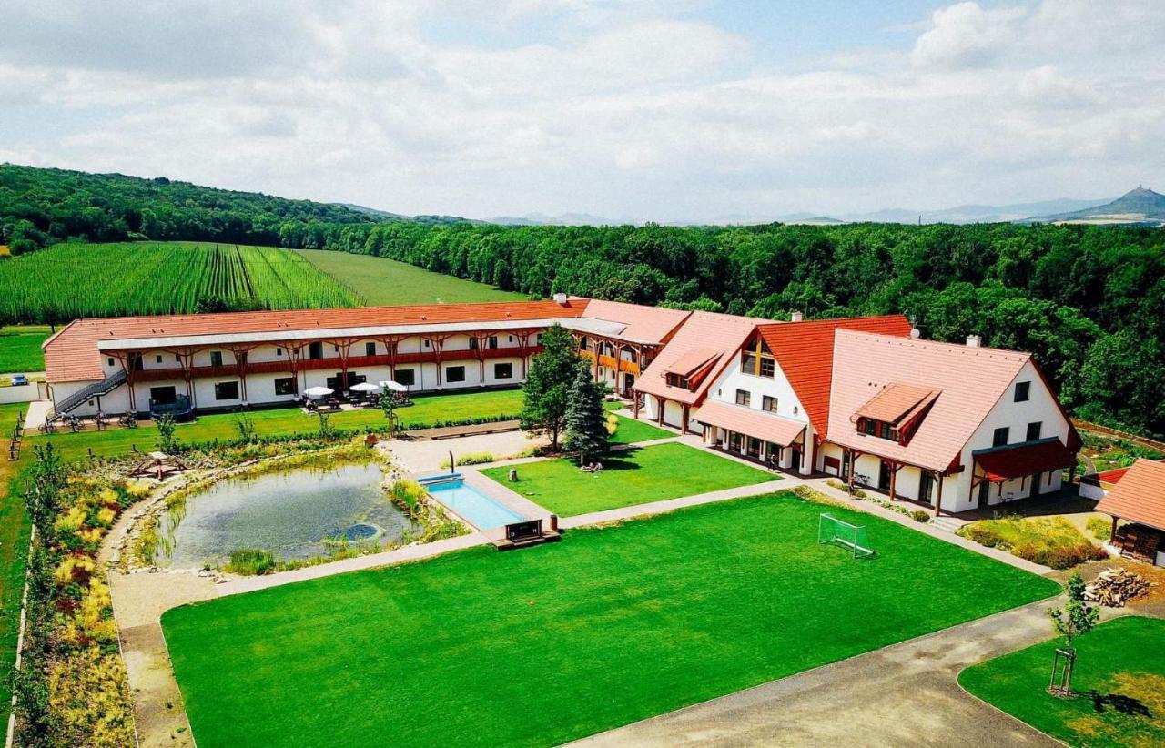 Dvur Perlova Voda Budyne nad Ohri Ngoại thất bức ảnh